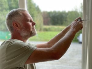 Byta ytterdörr med Byggtema AB - experter på karminfästning och fogmaterial för säker installation